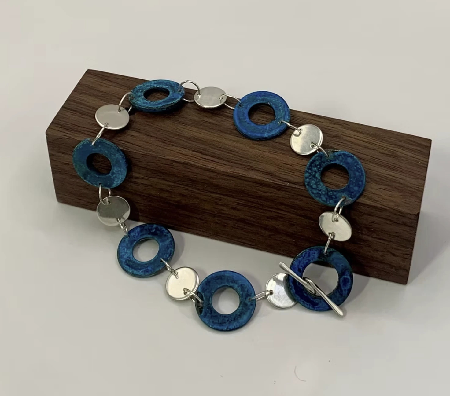 Bracelet of blue enamel rings linked with silver discs